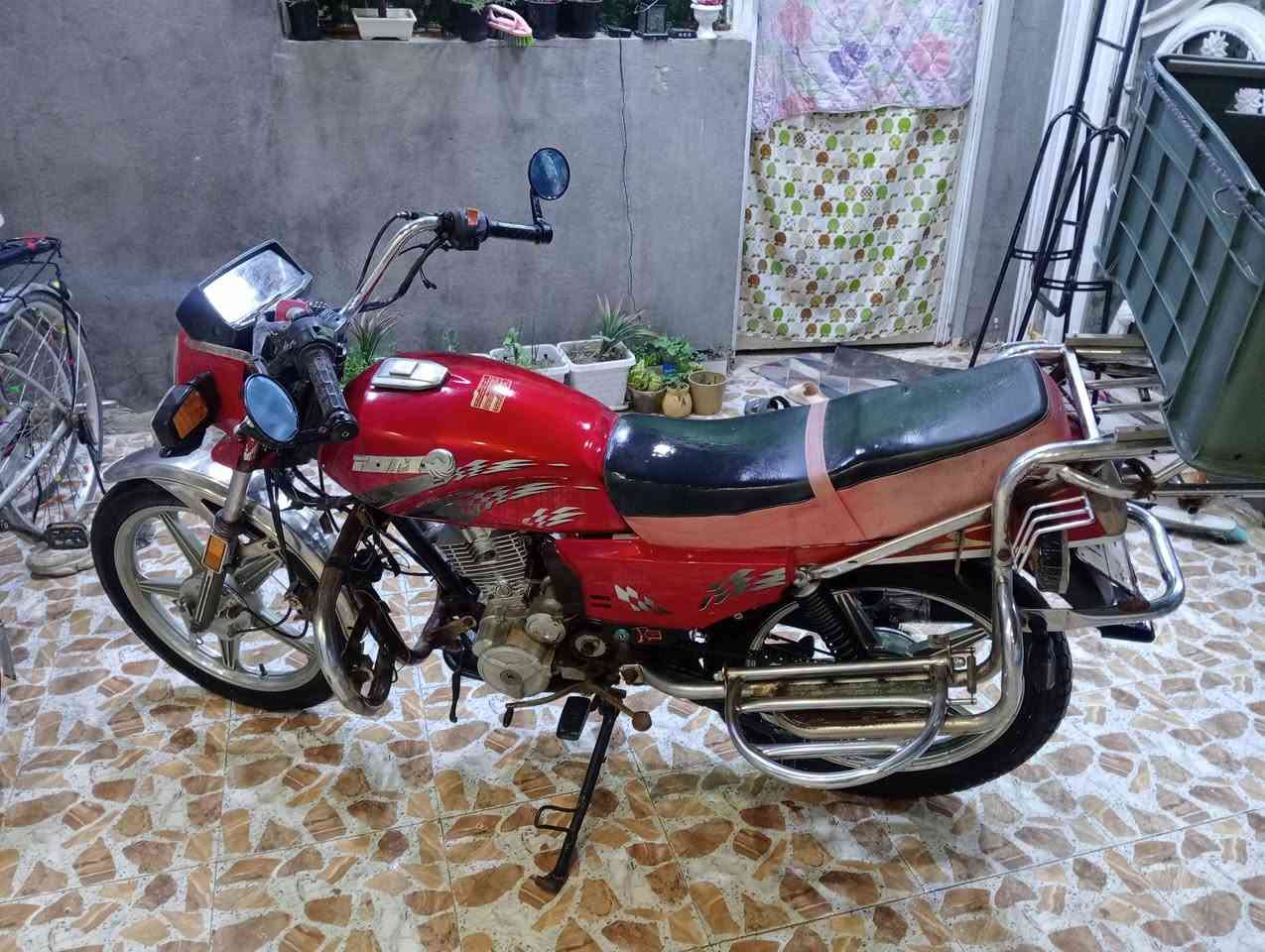 دراجة فيوم 2016 رقم واسط  وسنوية ما ساقطه
بيها محرك mtr دراجة كامله من كلشي بس باتريها تعبان مكان المالك الاحرار ( الحسينية ) دراجة فول نضافة ميكانيك وكرهرباء كلشي كامله 
للتواصل ***********
مكاني كوت الفلاحية
