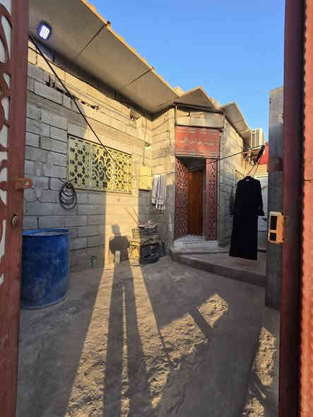 سلام عليكم بيت للبيع
المساحه 150 متر 

طابو زراعي سند 25 مكاتبه وكاله مكاتبه نسخه من الطابو 

يحتوي البيت على 2غرفه نوم و صاله
 ومطبخ 
وصحيات 
وكراج ..حديقه
جميع الخدمات متوفره 

العنوان
ابي الخصيب الطريزاويه 

السعر70 و بي مجال للاستفسار تصل ***********
