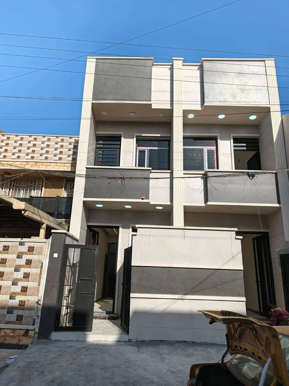 للبيع ٦٥م تسليم مفتاح الشعب عدن خلف مركز شرطة الشعب بيه ٣نوم واستقبال وهول وخدمات طابقين السعر ١٨٥قفل للاستفسار ***********
