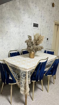 مێزی نان خواردن بۆ فرۆشتن بە نرخی گونجاو ٦ کورسی ڕەنگی نیلی و گۆڵد مێز...