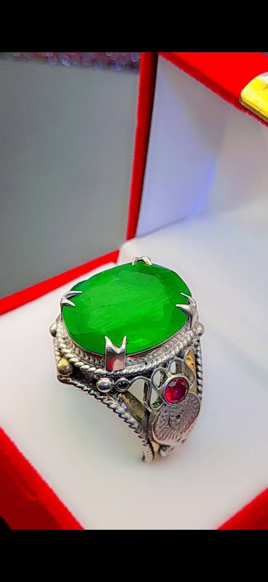 خاتم فضة مرصع بالاحجار الثمينة من الزمرد والياقوت على الجوانب وزن الزمردة 15 قيراط ،،، 

       ***********      واتساب
