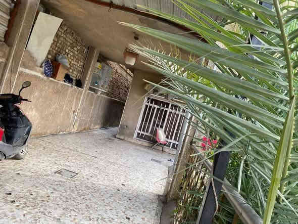 السلام عليكم دار سكني للبيع مساحة حوالي 300 متر مربع يحتوي علي خمسة غرف نوم و صالة واحدة مع استقبال و حمام عدد4 كراج يسع اكثر من سيارة مع صحيات عدد 4
تفاصيل اكثر عن الدار يقع في منطقة الرئاسة خلف شارع البرتقاله مدخل أسواق البرتقاله  وبتفاصيل اكثر الاتصال على الرقم ***********
0779796585
