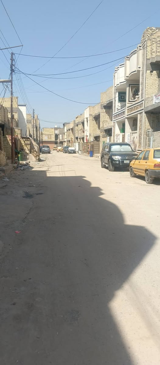 السلام عليكم عندي بيت 150 متر   اربع غرف نوم استقبال وصالتين حمامات اثنين بناء2025 بغداد الامين الثانيه شارع المكاتب يم روضه اليقين قريب على قناة  ***********
