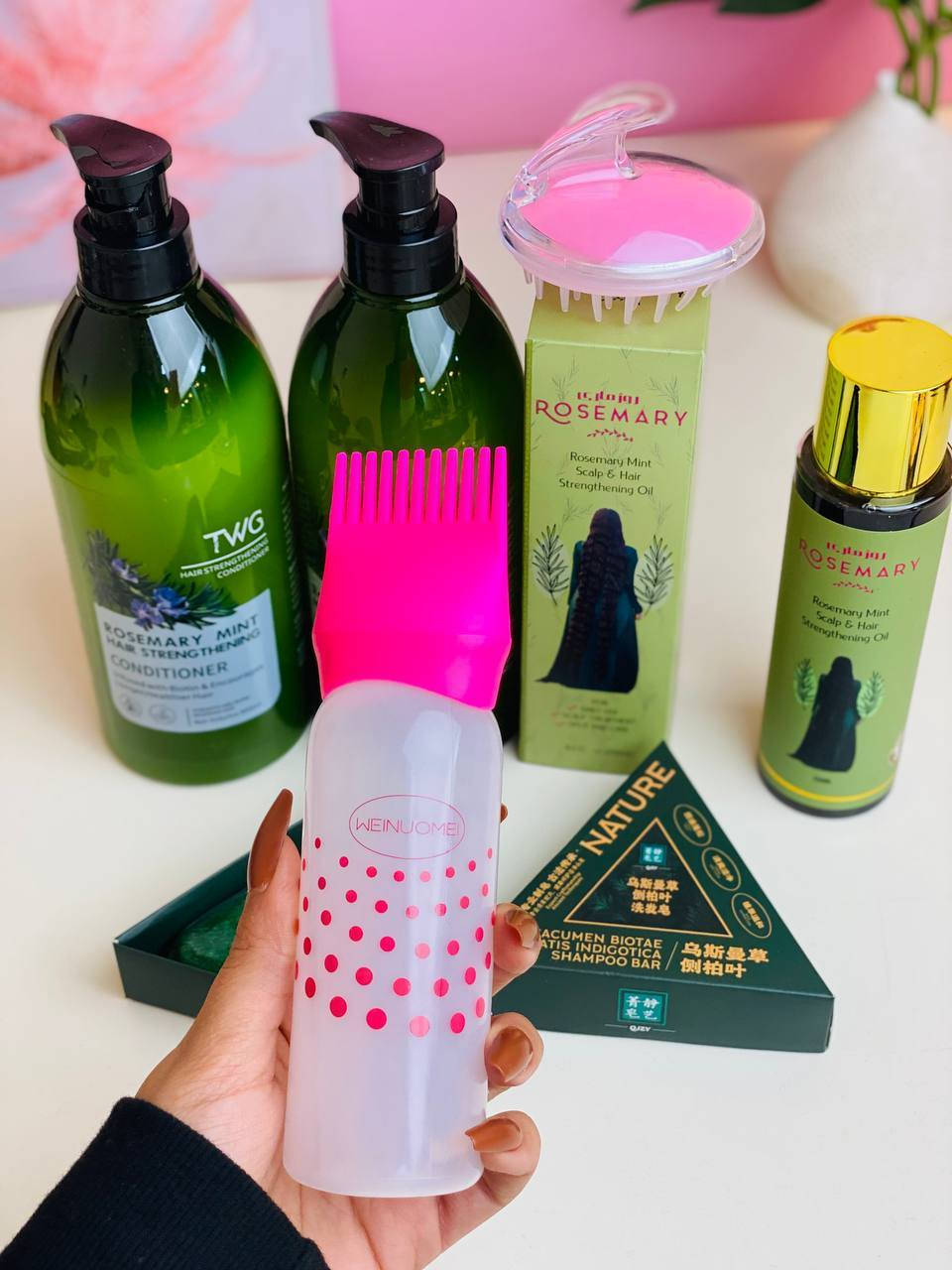 مجموعة منتجات TWG Rosemary Mint لتقوية الشعر. 😍✨

تتضمن المجموعة شامبو وبلسم وزيت وصابونة مقويات للشعر،  غني بالبيوتين وإكليل الجبل والنعناع. 
 
للحصول على شعر أطول وأكثر صحة، وتوفر القوة واللمعان والتغذية. 🍀✔️

مع الهدايا فرشة مدلكة لتقوية فروة الرأس والشعر، وعلبة تعبئة الزيت 🎁
 
أحجام الشامبو والبلسم  800 مل، والزيت 250 مل.


**إذا كنت صاحب هذا الإعلان وتريد حذفه لأي سبب، رجاءا أرسل رسالة إلى الدعم الفني**