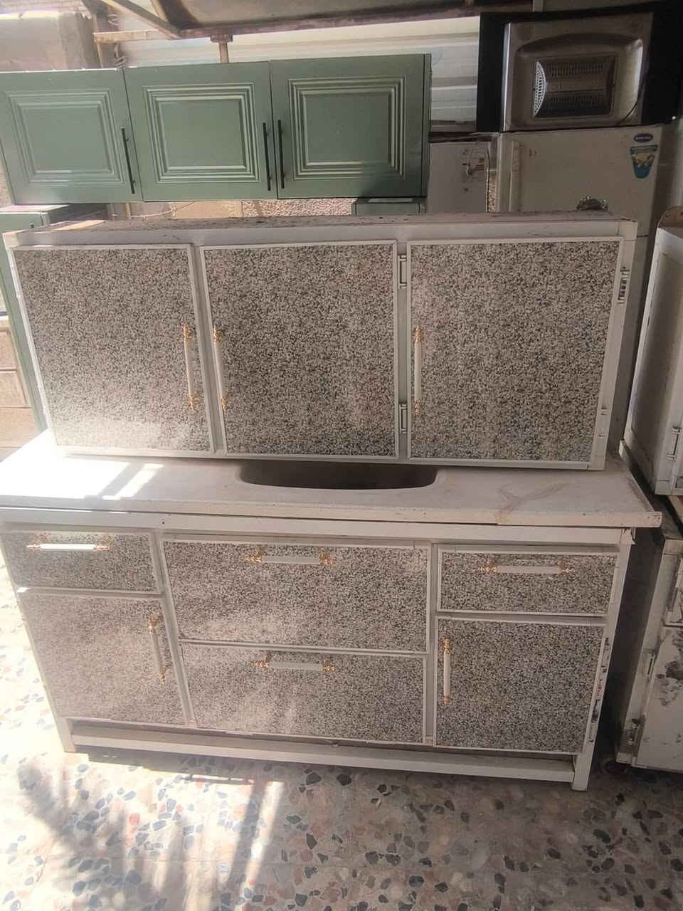 اثاث بيت مستعمل نضيف جدا تواصل على الرقم او واتساب
***********
***********
العنوان شبانات  قرب حولي المهندس مقابيل محطةبانزين النيزك مباشرة وجه بوجه وية المحطة 
(داخل بيت وليس محل)

