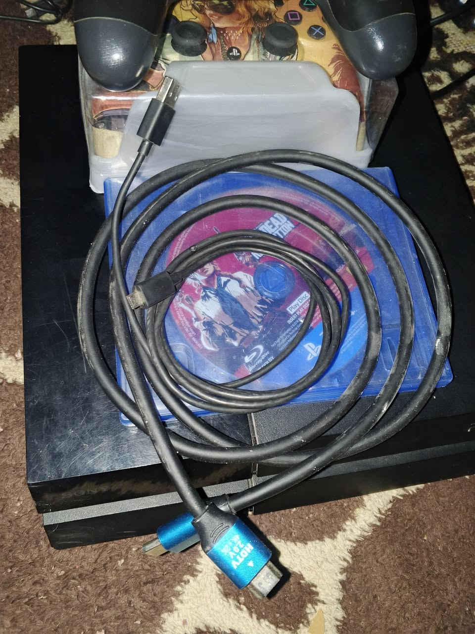 السلام عليكم
بلي فور فات اون لاين ذاكره نص تيرا 
ويا جوستك عدد ثنين 
و اج دي الاصلي وشاحنه الجوستك الاصليه 
ويا قرص رديد ردامبشن و قرص جي تي اي 
هذا رقمي *********** او تواصل خاص
