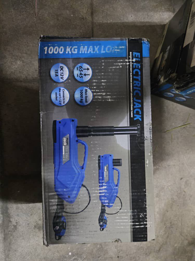 رافعة سيارة هيدروليكية كهربائية.
تُستخدم لرفع المركبات مثل السيارات وسيارات الدفع الرباعي والشاحنات لتغيير الإطارات أو الصيانة.
تعمل عادةً بجهد 12 فولت تيار مستمر، ويمكن توصيلها بولاعة السجائر في السيارة أو بمشبك بطارية.
تتميز بقدرة رفع محددة (على سبيل المثال، 5 طن) وتستغرق بضع دقائق فقط للوصول إلى أقصى ارتفاع.


**إذا كنت صاحب هذا الإعلان وتريد حذفه لأي سبب، رجاءا أرسل رسالة إلى الدعم الفني**