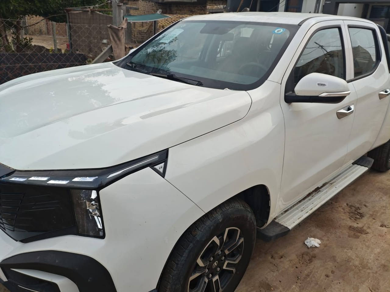 شانجان هنتر بلكن هايبرد دبل قمارة 2025
Changan Hunter Plug-in Hybrid 2025 / Nevo Hunter K50

السيارة كامل مواصفات:

بيك أب دبل قمارة

REEV – هجين ممتد المدى (Extended Range Electric Vehicle)

تمشي كهرباء 100%

Plug-in Hybrid (كهرباء + بنزين)

دفع رباعي AWD / 4×4

منظومة القوة والأداء:

محرك 2.0 تيربو بنزين (يعمل كمولّد)

محركات كهرباء أمامي + خلفي

عزم قوي + هدوء القيادة الكهربائية

توزيع ذكي للعزم حسب وضع القيادة والطريق

البطارية والمدى:

بطارية 31.18 kWh

مدى كهرباء حتى 131 كم (NEDC)

داخل المدينة كهرباء كامل

استهلاك بنزين اقتصادي جدًا

تقريبًا 4 لتر / 100 كم

أوضاع القيادة والتحكم:

أوضاع قيادة: Standard / ECO / Sport

أوضاع نظام الهجين:

أولوية كهرباء

تشغيل تلقائي ذكي

كهرباء إجباري

تشغيل البنزين عند الحاجة

تحكم بثقل المقود: Comfort / Light / Sport

Trailer Mode (وضع السحب)

Car Wash Mode (وضع غسيل السيارة)

أنظمة السلامة ومساعدة السائق (ADAS):

ESC نظام الثبات الإلكتروني

Traction Control (CTS) مانع الانزلاق

HDC نظام التحكم بنزول المنحدرات

EPB فرامل يد إلكترونية

AUTO HOLD تثبيت تلقائي عند التوقف

نظام تحذير المشاة عند السرعات الواطئة

أنظمة مساعدة قيادة مفعّلة ضمن قائمة ADAS

الراحة والأنظمة الذكية:

قفل وفتح ذكي للأبواب (كل الأبواب أو باب السائق)

قفل تلقائي أثناء القيادة + فتح تلقائي عند التوقف

رفع النوافذ تلقائيًا عند القفل

تحكم بالنوافذ من الريموت

تهوية المقصورة تلقائيًا عند فتح السيارة بالريموت

تنشيف ذاتي للمكيّف (Anti-odor / Self-drying)

حفظ إعدادات القيادة

عرض ذكي للمدى (NEDC / CLTC)

شاشة لمس مركزية كبيرة للتحكم الكامل بإعدادات السيارة

ملاحظات مهمة:

🔹 السيارة باسمي – تحويل مباشر 

🔹 مرقّمة بغداد حاليًا 

🔹السيارة زيرو المطلوب ٢٧٥

📞 للاستفسار الاتصال برقم صاحب السيارة: 

*********** وات ساب
