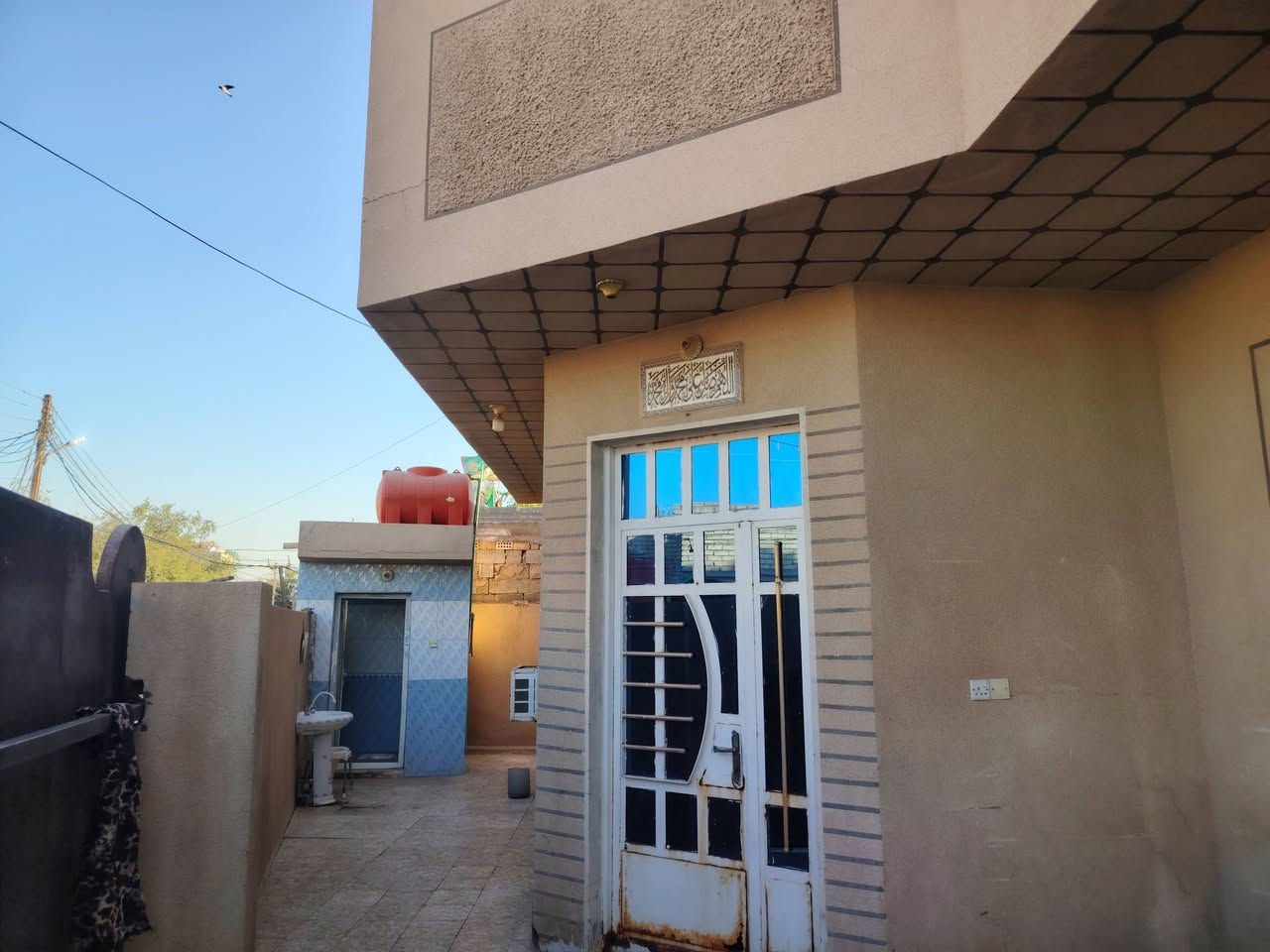 السلام عليكم بيت مساحة 300 للايجار طابق ونصف سويت كامل الطابق الثاني   يحتوي على 3نوم واستقبال وصالة وحمام عدد 2 داخلية وحمام عدد 2 مع غرفة خارجيه التواصل اتصال *********** او خاص لايوحد واتساب

