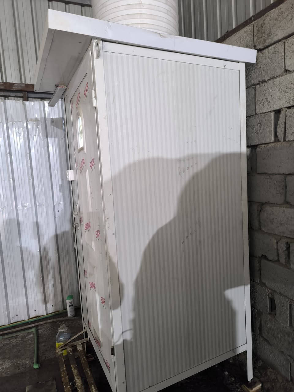 السلام عليكم 
حمام تواليت قياس متر في متر جديد استخدام شهرين مابي لي ضرر نهائيا 
السعر 350 الف 
مكاني بغداد سريع الحسينيه مقابل مدخل الثعالبه 
***********
