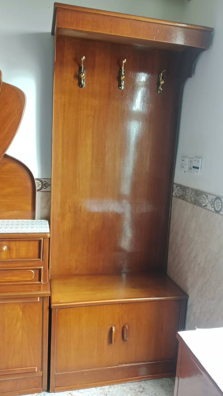 غرفه اخشاب نظيف جدآ شوفة عيونكم كمله ما عدا كنتور البو 5 بيبان 
يعني فقط موجود بل صوره لل بيع دوشك جربايه ايضآ للبيع سعر 250 وبيه مجال بسيط مكانه بل كفل 
للتصال واستفسار  ***********
