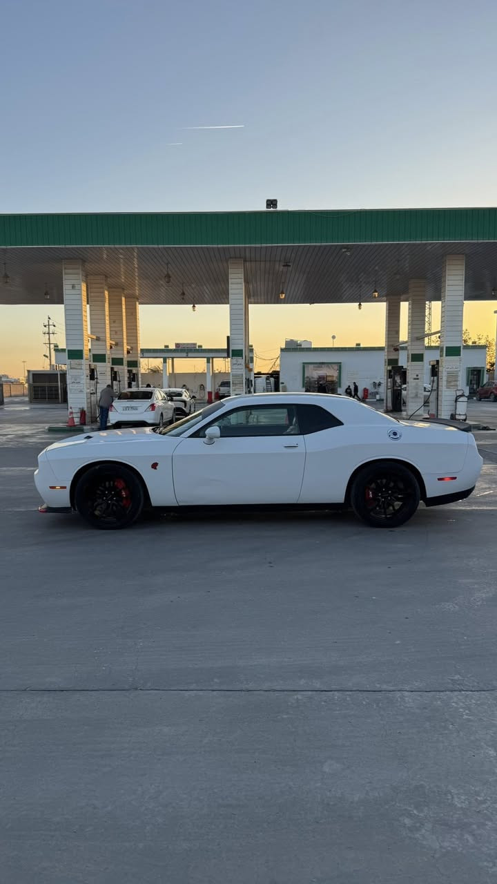 السلام عليكم 
جالنجر خليجيه 2015 (SXT) للبيع 
 تحويل ثاني يوم
 رقم انكليزي
سنويه للـ 2029
المواصفات
تشغيل عن بعد
شاشه جبيره كار بلاي
عليها برمجه SRT
كامره خلفيه
حساسات خلفيه
تحكم ستيرن جهتين
كشنات حضن جلد
كشنات كهربائيه
مكينه 6 سلندر 3600
قطعتين تبريد
ويل 20
تخم تاير جديد
مكينه+ كير خير من الله
تبريد ثلج + تدفئه
السياره جديده وجاهزه للأخير 
السياره داخله كفاله للعراق وهنا صار بيهه  الجاملغات الاماميه صبغ ونص باب السائق هم صبغ ولغود وشواصي وايرباك كله كفاله
السعر $143 وبيها مجال 
العنوان البصره الامن الداخلي
للأستفسار ***********
