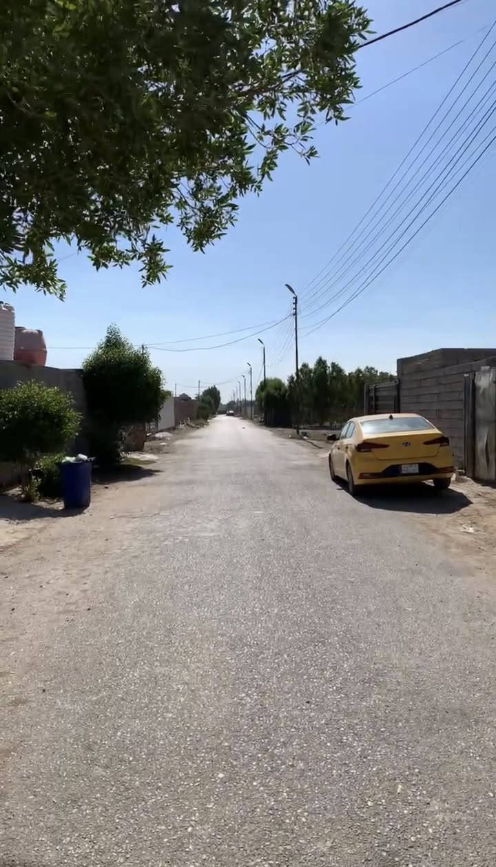 السلام عليكم قطعة ارض زراعية للبيع في الدورة منتجع امواج البحر مجمع بيت سرهيد مساحة 570 متر واجهة 11.35 وتمتد في النهاية 12.3 والنزال 48.3 كاملة الخدمات تبليط كهرباء ماء 
تنازل اقرار محكمة ومكاتبة من اصحاب الارض الاصليين 
سعر القطعة 95 مليون وبيها مجال للشراي للاستفسار *********** علماً يتم الدخول اليها عن طريق شارعين الاول شارع هورجب الرئيسي والثاني من السريع الحولي الجديد بعد اقل 5 دقائق
