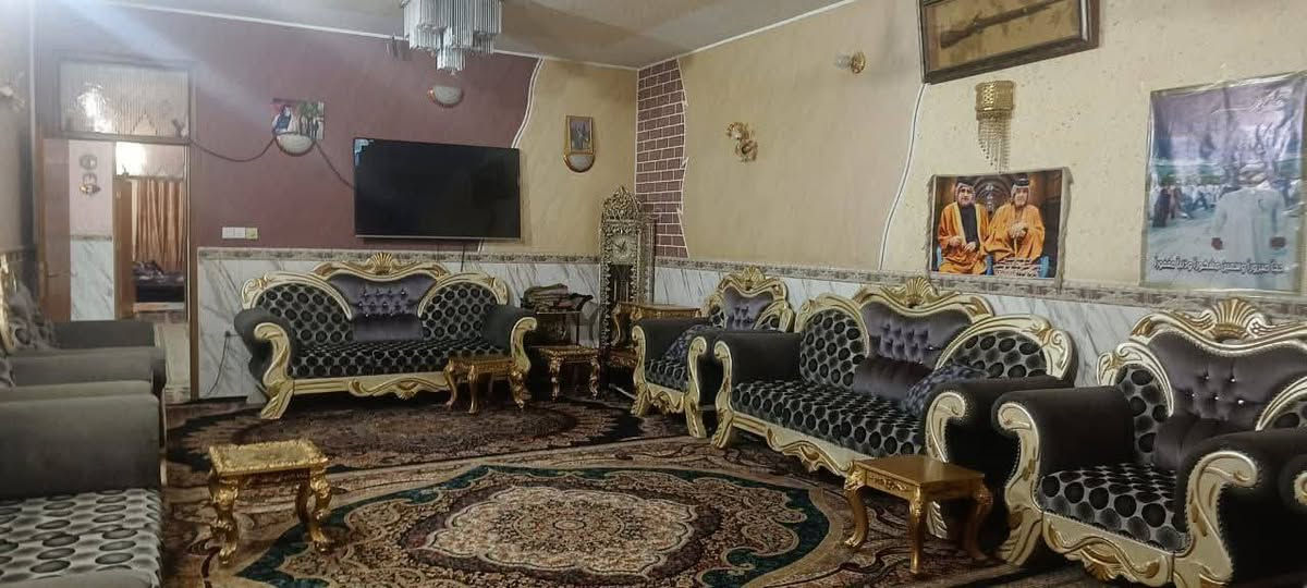 دار للبيع العنوان الشعب شارع الصحة قرب منظمة بدر 

المساحة 275 الواجهه 10 النزال 27.5 

يحتوي على 6 غرف نوم 
الصحيات 4 
الاستقبال 5 × 10 

للأسفتسار اكثر الاتصال على الرقم ***********
