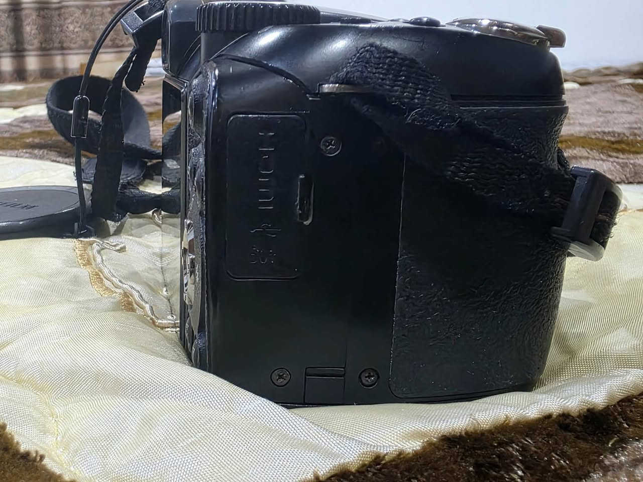 هذه الكاميرا هي Fujifilm FinePix من سلسلة S، وهي كاميرا رقمية من نوع bridge.تتميز هذه السلسلة عادةً بمستشعرات بدقة 12.2 إلى 14 ميجابكسل، مما يتيح التقاط صور بتفاصيل جيدة.تتضمن العدسة تقريبًا بصريًا قويًا (يتراوح عادةً بين 15x إلى 18x) لالتقاط الأهداف البعيدة.تعمل الكاميرا ببطاريات AA القياسية، مما يجعل استبدالها سهلاً أثناء التنقل.سعرها 150 الف وبيها مجال


**إذا كنت صاحب هذا الإعلان وتريد حذفه لأي سبب، رجاءا أرسل رسالة إلى الدعم الفني**
