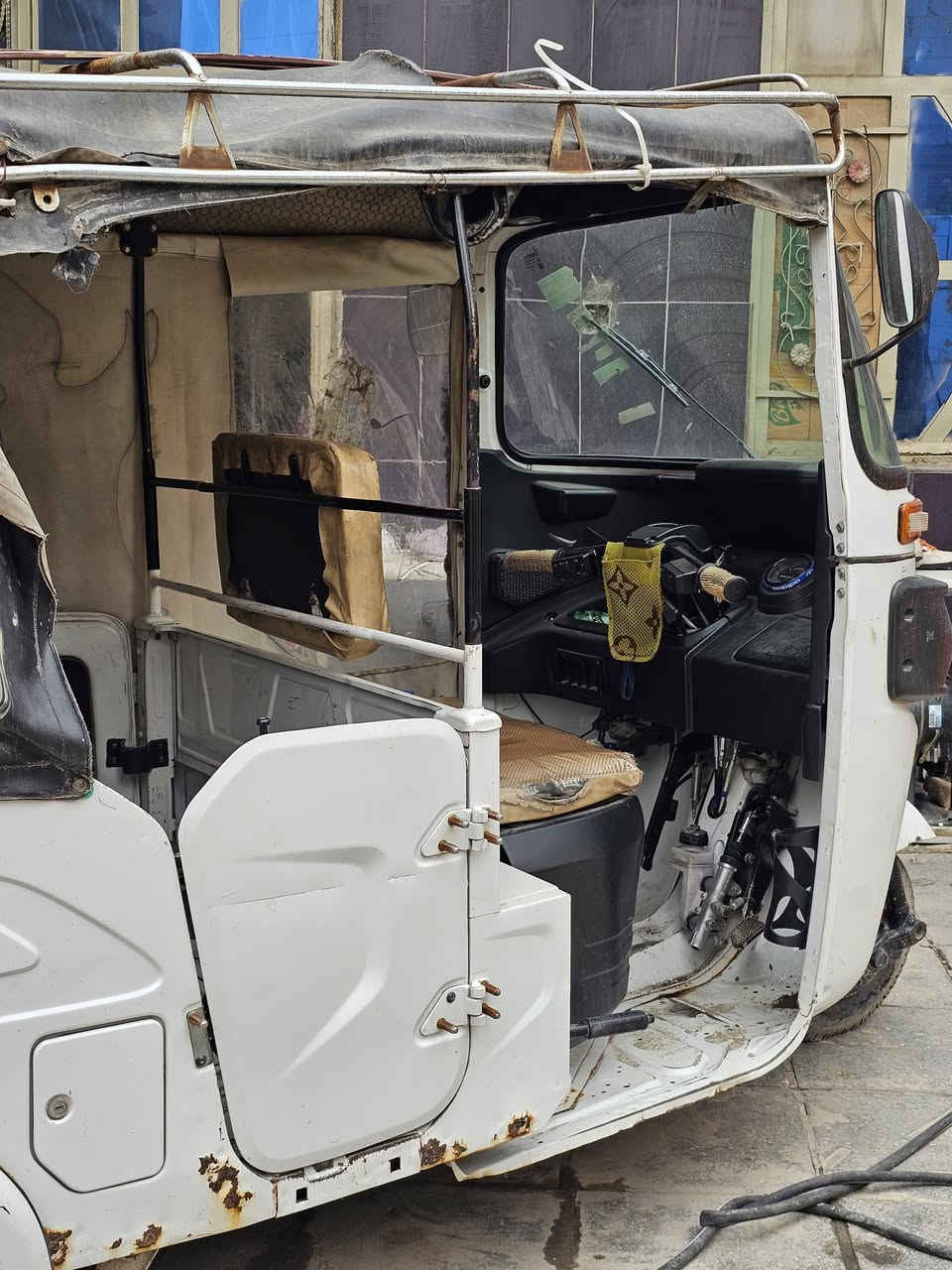 تكتك 2022 للبيع #رقم_انكليزي
التكتك منزلها #رمبة بيدي وهذا رابط الفيديو.👇
https://youtu.be/5NqeF_3avH8?si=oNvRNtcFCiluYPVe
التكتك كامت قبل راس السنة بيومين و #جفتتها يم مصطفى بالباوية.

#التكتك_مكفولة من الصبغ والحادث واللغد والمحرك.
سعرها 9مليون وبيها مجال. 

نواقصها ⚠️
بيها خياسات بسيطة 
بك لايت 
بواري وچادر 
صليب امامي 
عنبار بريك تك تاير خلفي 

#مكان_التكتك المعامل/ الباوية/ شارع جامع الزهراء/ قرب اسواق مشمشة.

تواصل واتساب ***********
الشراي و الموشراي  عالراسي كل التفاصيل مذكورة 
لان ما متواجد بالبيت فقط اتصال.
