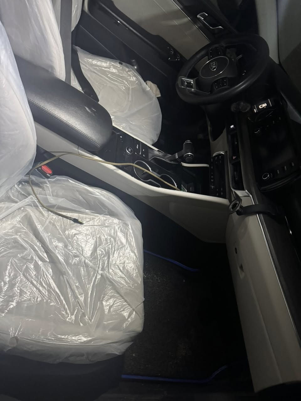 سلام عليكم كي5لبيع2021خليجة بانوراما 
بدون صبغ أو حادث فقط بارد بيسط بلهلا جاملغ الخلفي 
وشخط بلباب مكحل كارت
داخل ابيض 
حساسة امامي خلفي 
تبرد قطعتين 
برداة خلفية
مري شفط 
تبريد منفصل 
سيارةجاهزه 
 كير مكينه على وضع الشركة صدر جديد 
مكاني البلدياتسعر186 وبيه مجال بسيط ***********
