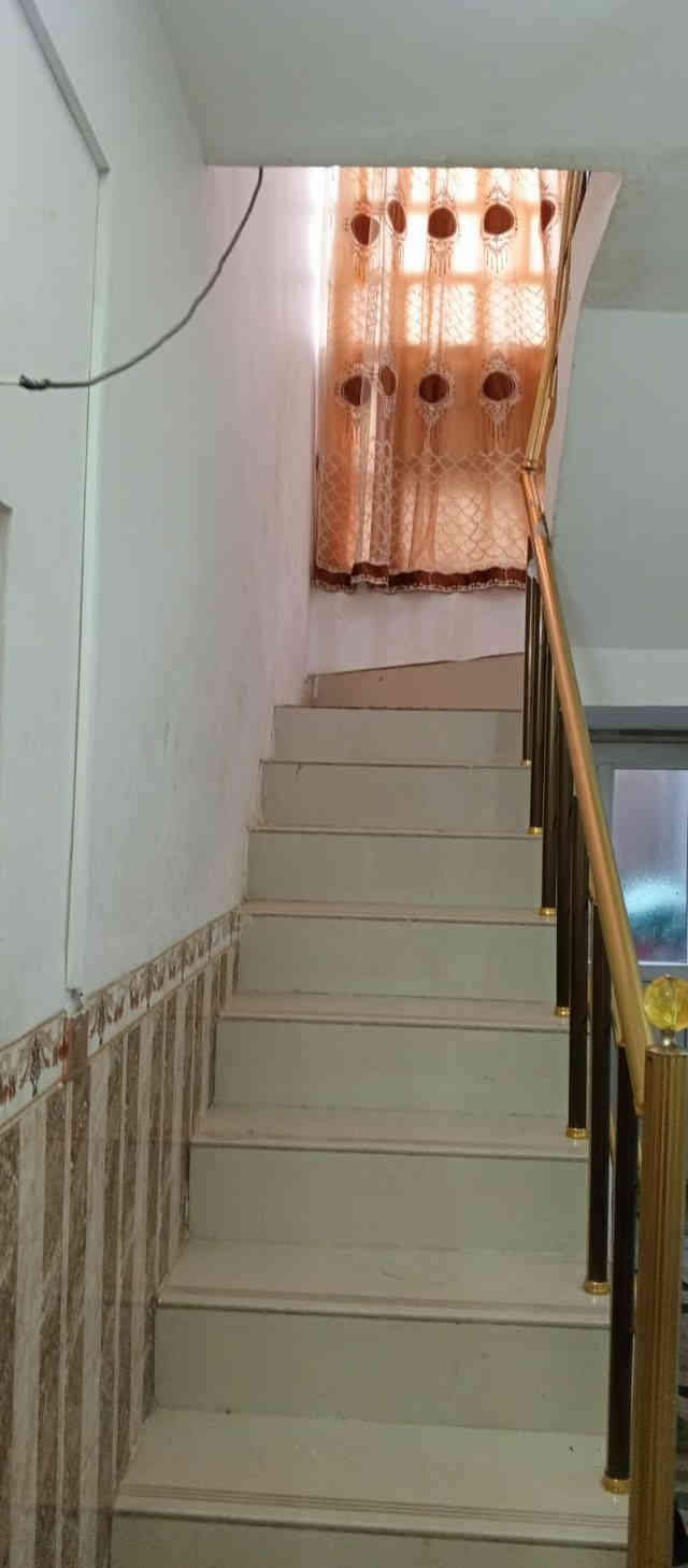 سلام عليكم للبيع بيت طابو ملك صرف ب اسم شخص واحد مو ورثه ولا ايشي شرط التحويل البيت ركن تجاري يعني صاير بصف التجاري  مساحه ٢١٤ متر البيت ٣ طوابق يحتوي على ١٥ غرفه كامل مع الاستقبال والمطبخ
عنوانه سايدين عبد الرحمان التجاري لاكن البيت عنوانه الواسطي لان هوه بل واسطي وبحزيران هاذى البيت موقعه حلو اييضاً
***********
وبيه مؤجر هم دخله ثابت ٤٥٠
