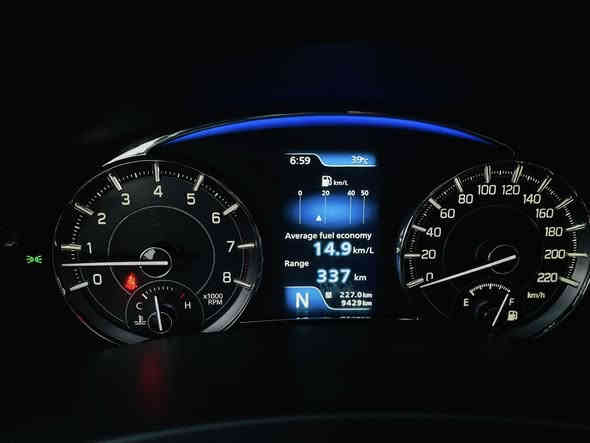 السلام عليكم سياز موديل ٢٤ لون مميز حرة ورقم بغداد ماشية ١٥ الف ضمان ٥سنوات من الشركة وصيانتها كلها بالشركة سيارة جديدة ومكفولة ومواصفاتها معروفة السعر المطلوب ١٣٧ $ وبيها مجال بسيط  اي استفسار خاص او على الرقم ***********
