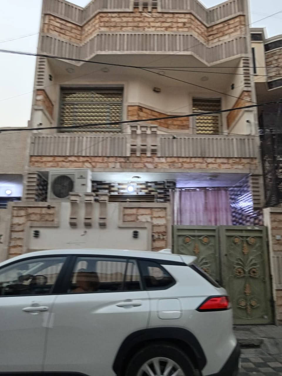 دار للبيع المساحة ١٠٠ متر الواجهة ٦متر ونزال ١٧ متر قرب مركز بغداد يحتوي علئ ٣غرف نوم وحولي وصالة ومطبخ حار وبارد وصحيات عدد ٣ وباقي تفاصيل للاستفسار الاتصال على الرقم *********** يوجد وتساب
