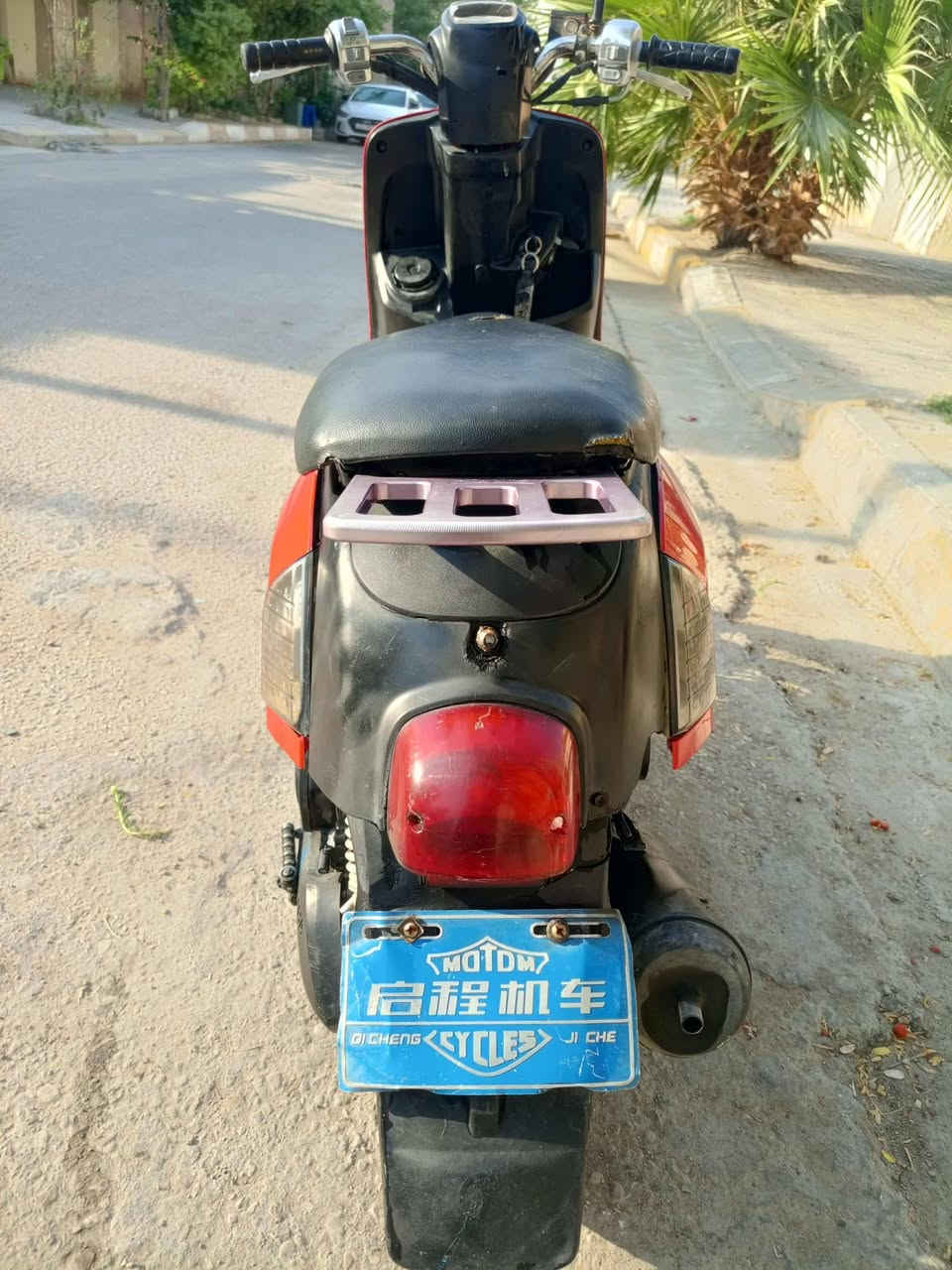 السلام عليكم
دراجه بوليس مفتوحه نقصها كابريتر وصالنصه السعر 350 

الرقم ***********
