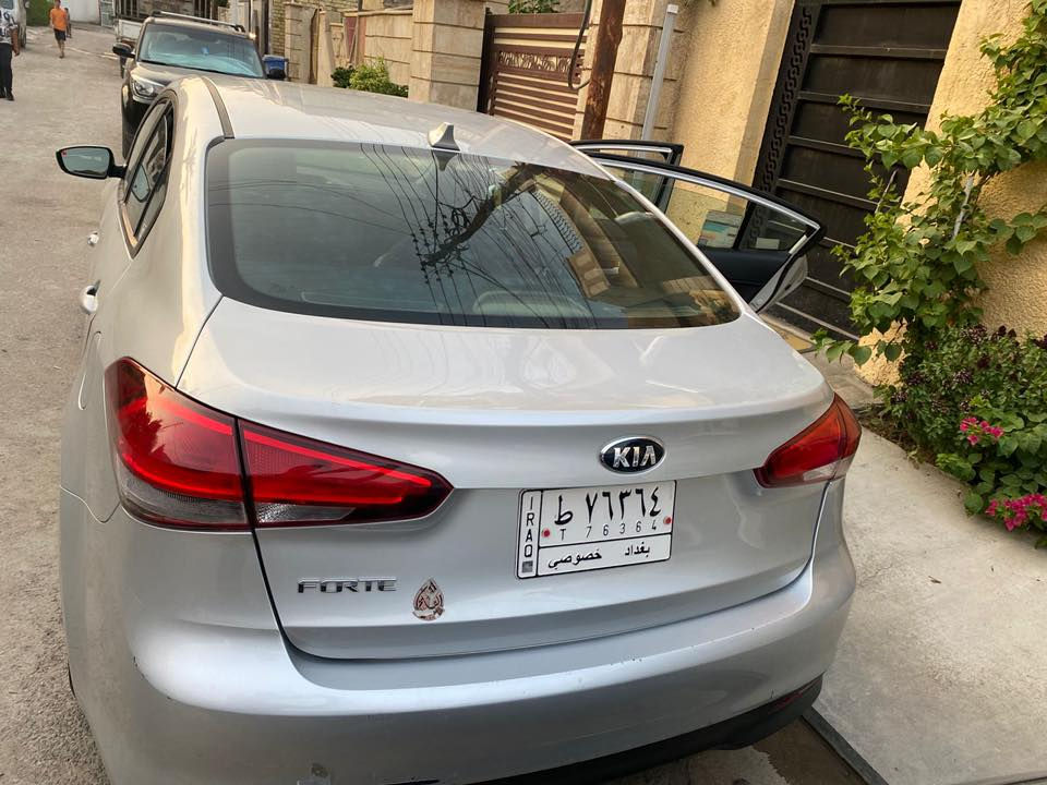 السلام عليكم
فورتي 17 محرك 2000 دوش
الحادث والسونار موضح بالصور ( بدون ايرباك) 
السياره جاهزه من كل شي حاليا مرقمه الرقم الجديد 
127$
للاتصال
***********
