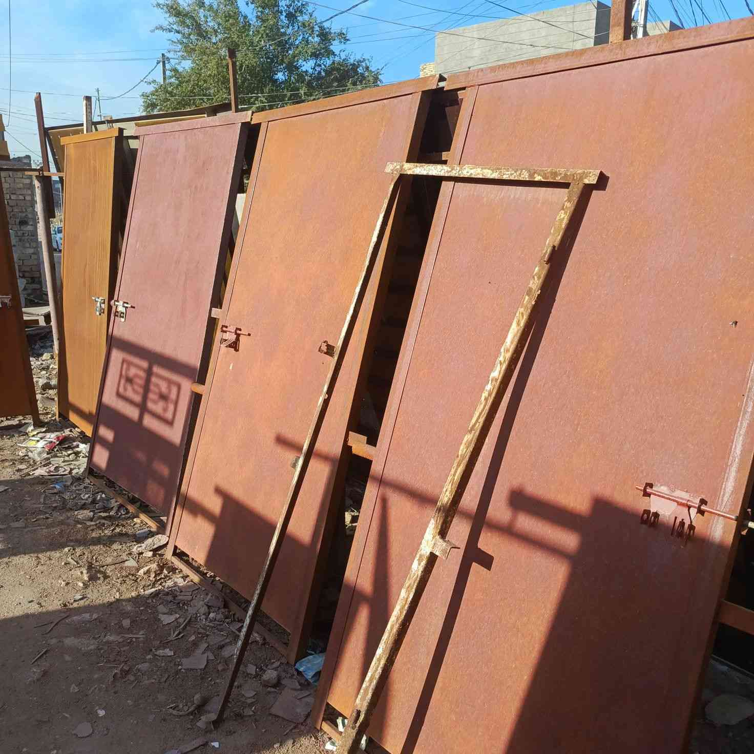 بيبان وشبايك مستعمله للبيع مكان ديوانيه رقمي ***********
