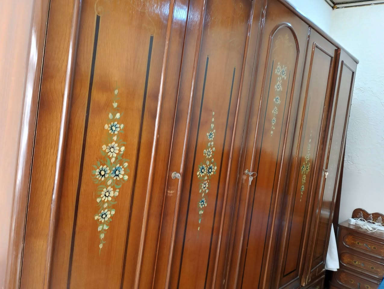 السلام عليكم غرفة نوم سبع قطع للبيع خشب ثقيل داخل خارج صاج شغل قديم مو سوكيه كنتور 5 ابواب مع تخت عدد 3 للبيع السعر 450 وبيهن مجال للشراي عنوان موصل حي التعليم التربيه الثانيه للاتصال ***********
