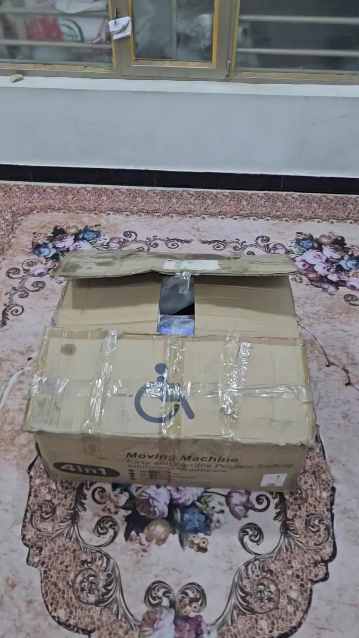 كرسي متحرك متعدد الوظائف لنقل ورفع المرضى وكبار السن قطعه تحفة وزن ثقيل جدا
الي يفيدة ينطيني بي سعر وياخذه بالعافية

.

.

الاعتماد كارت اسيا او تحويل سوبر كي 

#تابع_منشورات_الصفحه

.
.
المميزات والاستخدامات
تصميم 4 في 1: يعمل ككرسي لنقل المرضى، وكرسي متحرك، وكرسي استحمام، وكرسي مرحاض (صوان).
سهولة النقل: يتميز بمقعد يفتح بزاوية 180 درجة، مما يسمح بوضعه تحت المريض ونقله من السرير أو الأريكة بسهولة دون الحاجة لرفعه يدوياً.
قابلية التعديل: يمكن تعديل ارتفاع الكرسي ليناسب مستويات الأثاث المختلفة (الأسرة، الأرائك).
الأمان والراحة: مزود بفرامل على العجلات الأربع لضمان الثبات، ومسند للقدمين، ومواد مريحة وسهلة التنظيف مثل البلاستيك الطبي ABS والفولاذ المقاوم للصدأ.
الحمولة: يتحمل وزناً يصل إلى 120 كجم (حوالي 300 رطل).


**إذا كنت صاحب هذا الإعلان وتريد حذفه لأي سبب، رجاءا أرسل رسالة إلى الدعم الفني**