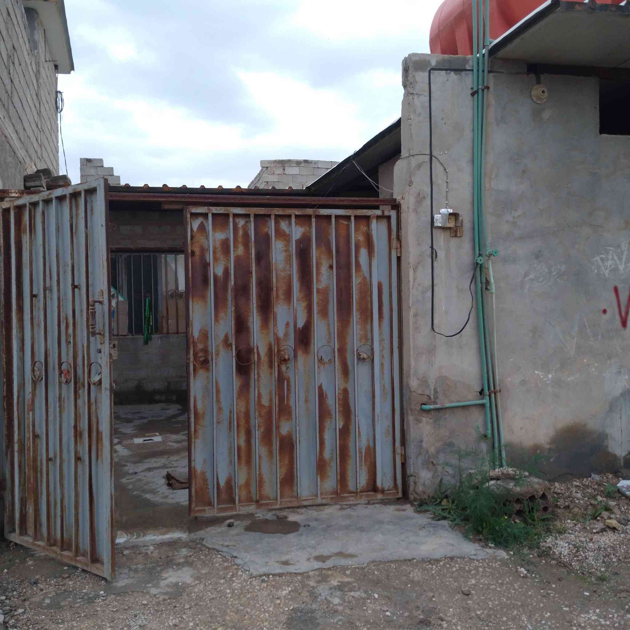 السلام عليكم بيت للبيع ١٠٠ متر بطويريج منطقه البياش فرع مقابيل محكمه الرجيبه البيت بي كتاب اسهم بسم  السعر  ***********
