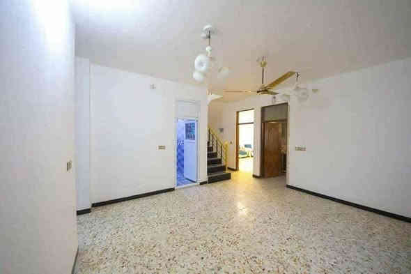 بيت في مجمع اللؤلؤه الربع الاول مساحة 200متر بسعر 190 طابق واحد البيت جاهز للسكن تحت البناء 151 والباقي كراج وحديقه يحتوي على غرفتين ارضيه وصاله واستقبال ومجموعه صحيه للخطار ومجموعه صحيه داخليه ومساحة الغرف 4*4 و الاخرى 4*3 والبناء طابوك جمهوري والموقع مميز امام 
حديقه ***********
