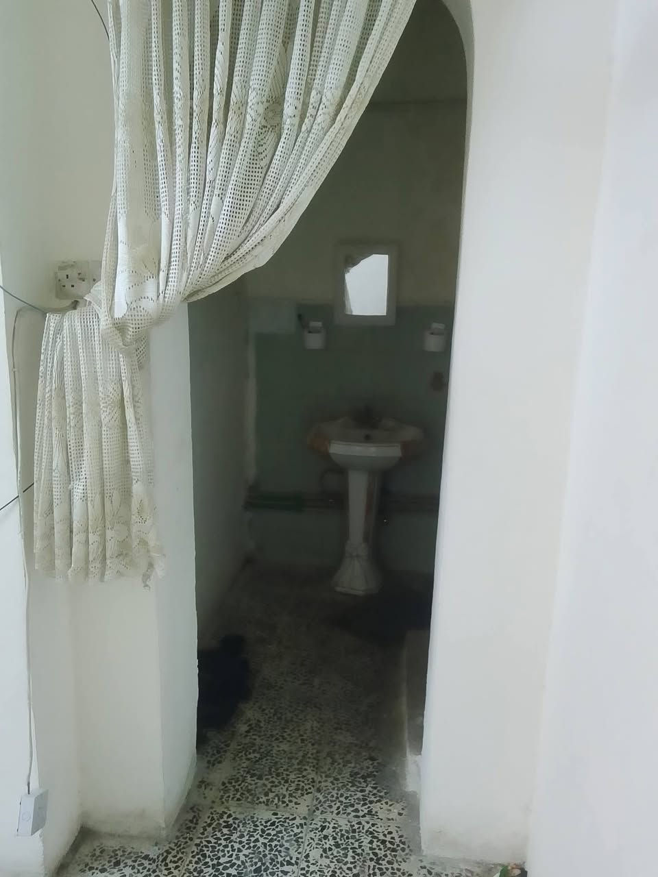 السلام عليكم 
شقه الايجار. الايجاار. السعر300 بلشهر 
غرفه وصاله  ومطبخ وخدمات   نضيفه 
موقعه على الشارع العام  قرب جامع محمد رسول الله. حي الجهاد. 
***********
