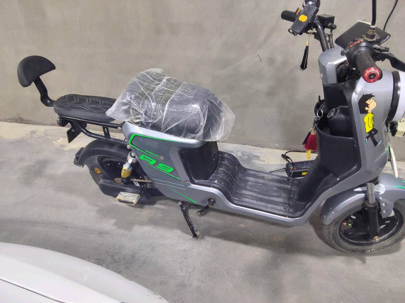 دراجه شحن  نوع  R9 Wenley 
ملف 1500 W
5 بطاريات نوع رصاص محسن من شركه. Wenley الاصليه
مده استخدام الدراجه فقط 3 اشهر 
البطاريات بحاله جيده جدا 
العطل الوحيد بيها فقط الشاشه ولعطل اجه بلادي 
والكسر الوحيد بيها يده البريك الخلفي فقط من بدايه اليده 
الكفرات كله سليمه ونضيفه جداا 
بريكات هيدروليك 
شاحنه عداد اصليه 
لدراجه بيه نضام لP وايضا نضام الرجوع للخلف
سرعه الدراجه الفعليه 60 بلشحن الكامل 
لون الدراجه سلفر مطعم باخضر 
الدراجه. مزوده بزنون فدرالي قابل للشحن 

سعر الدراجه 375 قفل غير قابل للنقاش
المكان كربلاء طويريج
الاستفسار المراسله خاص