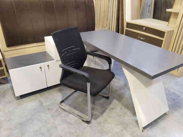 ميز مكتبي مع كرسي  للبيع سعر 200 للتواصل ***********
