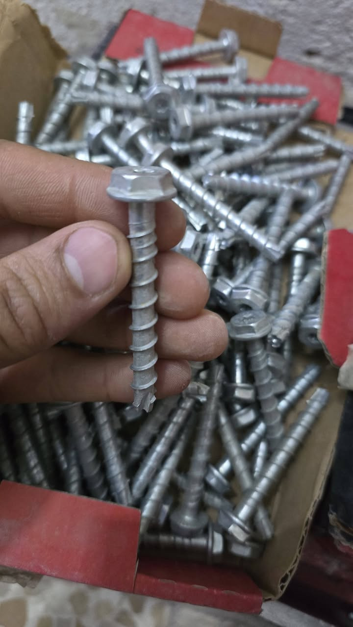 للبيع برغي بهاذه الشكل وزن سعر الكيلو ١٢ الف للمفرد المتوفر  ٢٠ كيلو ..***********
