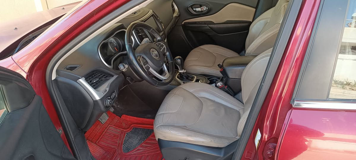 السلام عليكم
جيب شيروكي بزون 2017 
حادثهه جاملغ وبنيد 
تحكم ستيرن
كشن كهرباء 
فتحت سقف
6 سلندر 
دواخل كريمي 
تخم تاير جديد
سنويه ل 2030
تحويل مباشر 
سياره جديده ونظيفه 
للتواصل 
***********
