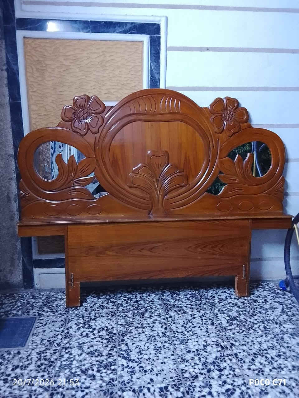 السلام عليكم تاج وصوميه وميز مرايه للبيع العنوان بغداد بوب الشام رقم الهاتف ***********
