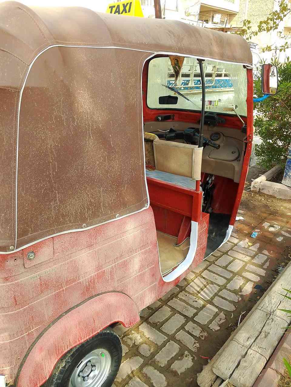 سلام عليكم تكتك للبيع 18شهر5 محرك نضيف تايرات تخم كهربائيات شغالةاوراق 7مكاني بغداد غزالية ***********
