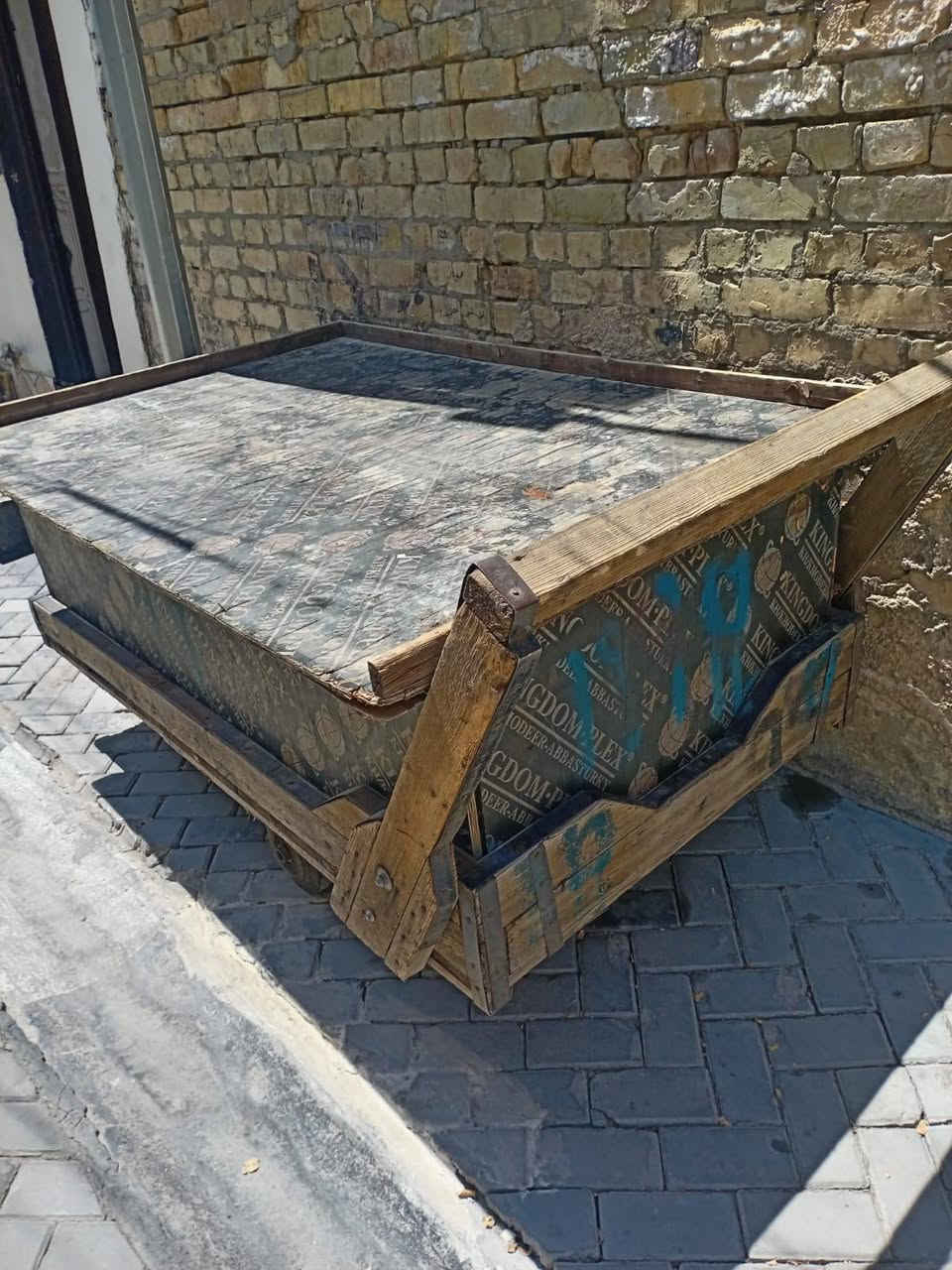 سلام عليكم ورحمه الله وبركاته عربانة خشب للبيع نظيفة جدا وبها مخزن السعر 130 الف دينار  عراقي الاتصال على هذا الرقم واتساب *********** وبالخدمة
