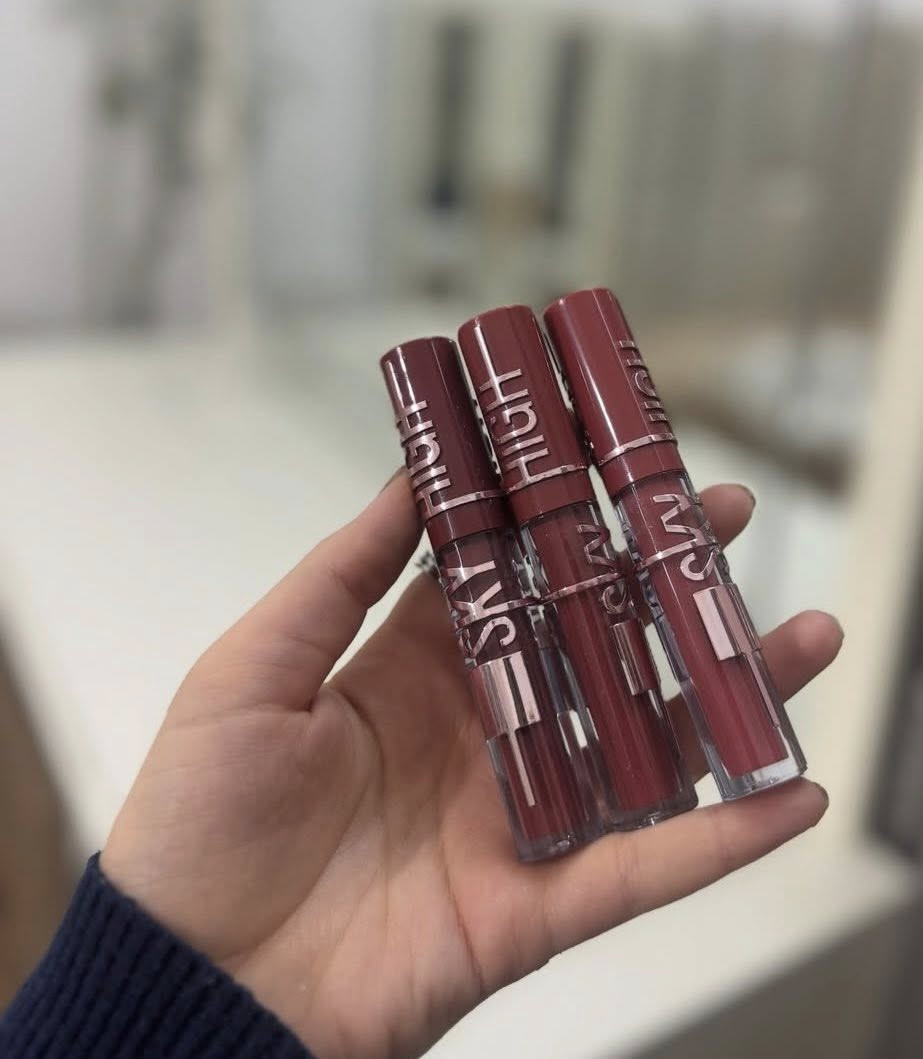 حمر ميبيلين sky high تركيبة مات غير لامعة: يتيح لك حمر الشفاه هذا مظهرا ماتا جذابا يدوم طويلا دون ان يجف الشفاه ثبات طويل ؛ تتمتع التركيبة بثبات ممتاز يدوم لساعات ، حتى مع الاطعمة والمشروبات
راحة طوال اليوم: رغم كونة مات ،الا ان الحمر لا يسبب جفاف الشفاه بفضل مكوناته المرطبة
تغطية كاملة .يوفر لونا غنيا وكثيفا من اول تطبيق ،مما يمنح شفاهك مظهرا مشبعا باللون
الوان متعددة ؛ياتي بالوان متنوعة تناسب مختلف درجات البشرة  والمناسبات --السعر 
للحجز والاستفسار يرجى مراسلة الصفحة او الاستفسار على الرقم 👇
***********
متوفر توصيل بسماية وجميع المحافظات 🚗🚗
