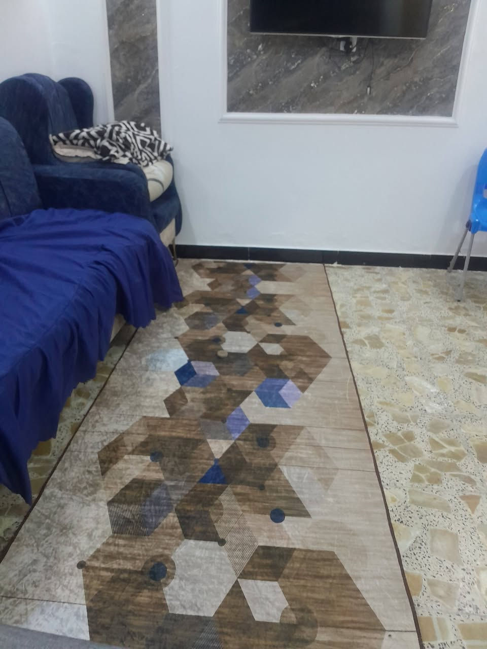 نصف قطعة أمامية للبيع قطاع ٧٣ مقابل الجامع بلوك ١١ طابق ونص للإستفسار ***********
