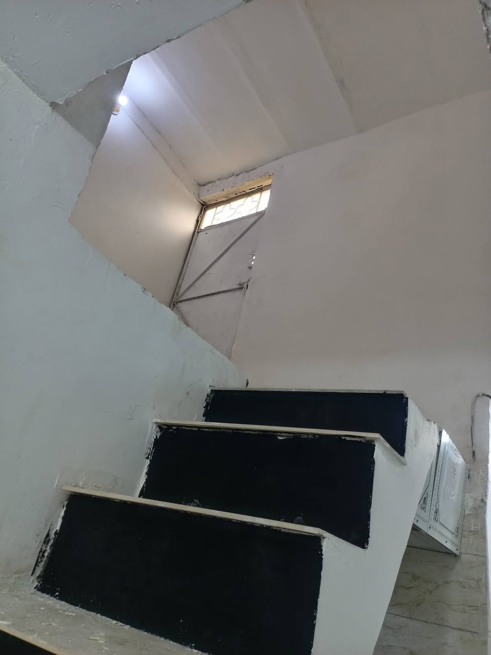 بيت للبيع مساحته متر٩٠ شارع المطار الجديد قرب بانزين خانة ريبال بي غرف ٣ ستقبال وصاره ومطبخ بيت كامل *********** قريب علا شارع ميتين متر
