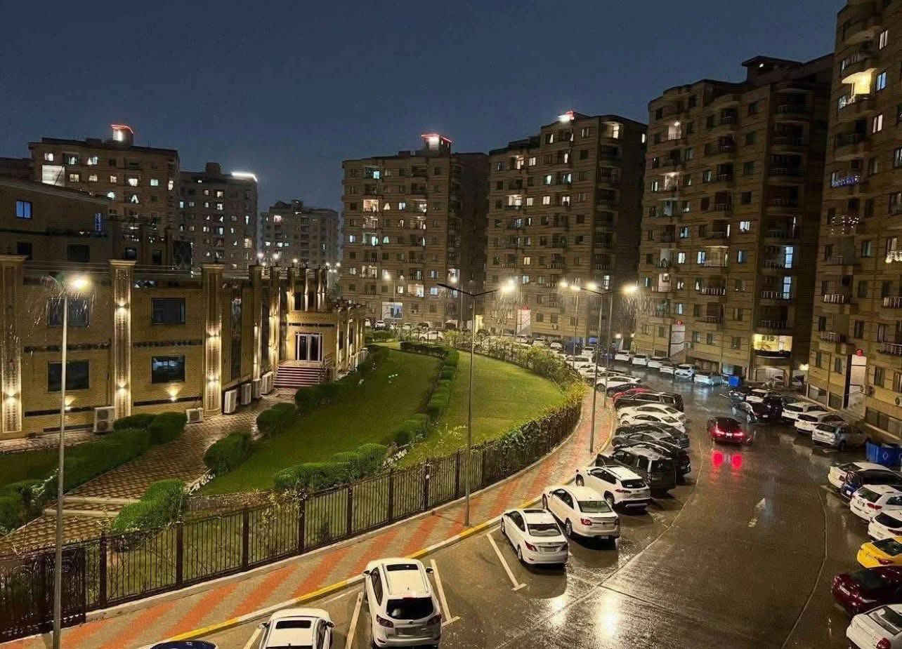 شقة للايجار 
‼️ ١٦٣م مجمع الايادي بسكولاته طابق 4 
... تحتوي على ٣ غرف نوم وصالة ومطبخ وحمامات ٢.... مجهزة ب كاونترت مطبخ وسبالت٢ وسخانات ٢ وايضا عاكسة كهرباء جديدة ( بديل المولدة) ... الشقة نظيفة جدا...
 للاستفسار ***********
