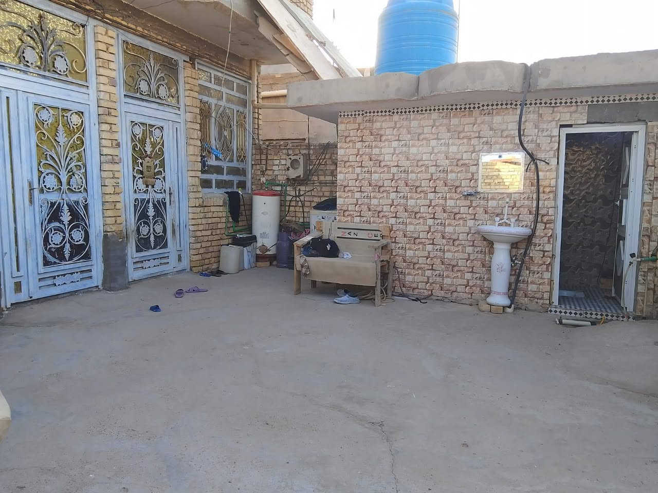 بيت للبيع طريق الدوايه غريب على مدرسه الصحيفه السجاديه بالضبط فرع الطاقه الكهربائيه مساحته البيت فوك ال200متر بناء البيت حديث يتكون من غرف عدد 2وصاله ومطبخ بيت بناء طابوك وسقف كونكريت مسلح  السعر وأكثر تفاصيل الاتصال بالرقم *********** غير متواجد عل الخاص
