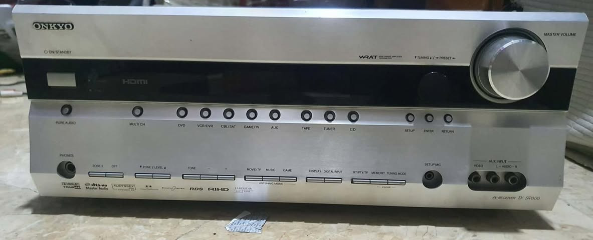 للبيع ريسيفر سينما منزلية
Onkyo TX-SR606 7.1 Channel AV Receiver

جهاز معروف بقوة الصوت والإحساس السينمائي الحقيقي، مناسب للأفلام والموسيقى وبناء سستم هوم ثييتر محترم.

المواصفات:

* 7.1 قناة
* دعم Dolby TrueHD و DTS-HD Master Audio
* مداخل HDMI متعددة
* صوت قوي ونظيف مع بيز ممتاز
* يدعم سماعات كبيرة بكل راحة
* مناسب للأفلام والألعاب والموسيقى

الجهاز:

* شغال بصورة ممتازة
* الصوت وكل القنوات تعمل
* استخدام شخصي
* بدون ريموت كنترول

ملاحظات:
هذا الجيل من Onkyo معروف بخامة الصوت الثقيلة والقوية مقارنة بكثير من الأجهزة الاقتصادية الحديثة.

السعر : ١٧٥ الف 
مكاني البصرة 

للمهتم يراسلني خاص.


**إذا كنت صاحب هذا الإعلان وتريد حذفه لأي سبب، رجاءا أرسل رسالة إلى الدعم الفني**