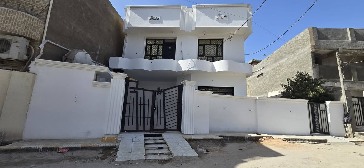 السلام عليكم 
بيت طابو صرف
 المساحه الكليه ٣٢٥ متر
 مساحه البناء ٢٠٠ متر
 الموقع حي الامام
 مقابل سكلة عباس البوشي
 قرب الامام الحمزه (ع) 
 البيت مكون من
 استقبال     9*4.5
مطبخ       6*3.5
صاله       7*3
غرف عدد 2
قياس       4*5
ومجمع صحيات داخلي وخارجي 
الطابق الثاني اسويت درج خارجي 
مكون من غرفتين وصاله ومطبخ ومجمع صحيات ومخزن 3*4
حديقه 125 على طول البناء
***********
