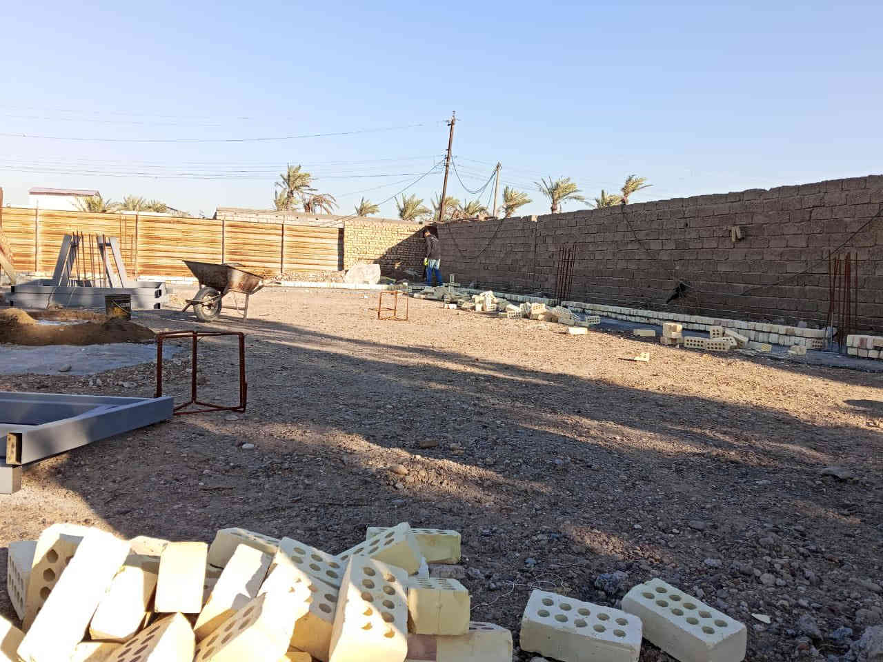 ﷽
[ إِنَّمَا يَعْمُرُ مَسَاجِدَ اللهِ مَنْ آمَنَ بِاللهِ وَالْيَوْمِ الْآخِرِ وَأَقَامَ الصَّلَاةَ وَآتَى الزَّكَاةَ وَلَمْ يَخْشَ إِلَّا اللهَ فَعَسَى أُولَئِكَ أن يَكُونُوا مِنَ الْمُهْتَدِينَ ]

وعن نبينا محمد عليه الصلاة والسلام:
" مَنْ بَنَى مَسْجِدًا لِلَّهِ بَنَى اللهُ لَهُ فِي الْجَنَّةِ مِثْلَهُ "

الفضل والأجر في هذا الباب كبير وعظيم ولا يبخسنَّ أحدكم الانفاق من مالهِ ولو بما يستطيع لان الأجر بقدر صدق النية والله يُضاعف لِمن يشاء .

لا يبخسن احدكم الدرهم ولا الدينار فما عند الله خيرٌ وأبقى.

اهل المصالح والمهن كلاً يستطيع التبرع بالعمل تطوعا لله .
_______________________________________

للتبرع بانفسكم لصندوق المسجد 
او تسليمها للقائمين على عملية الاعمار   
 عبر الهاتف : ***********
