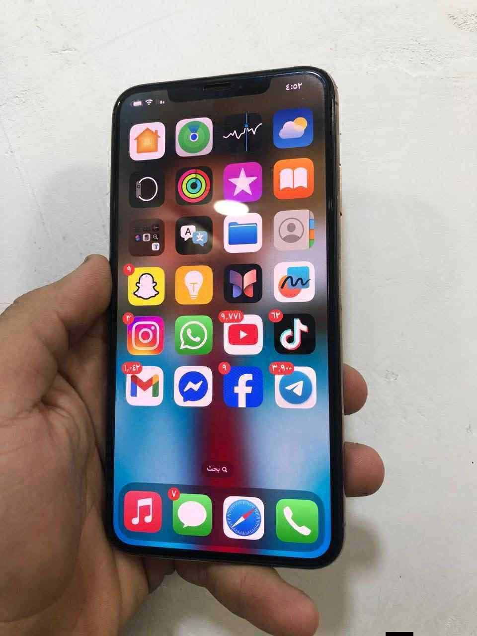 سلام عليكم عندي ايفون xماكس الذاكرة ٦٤ البطارية ٨١ الجهاز مامفتوح بس الضهر مفطور  البيع ١٧٠ المكان بغداد تقاطع العامرية ***********

