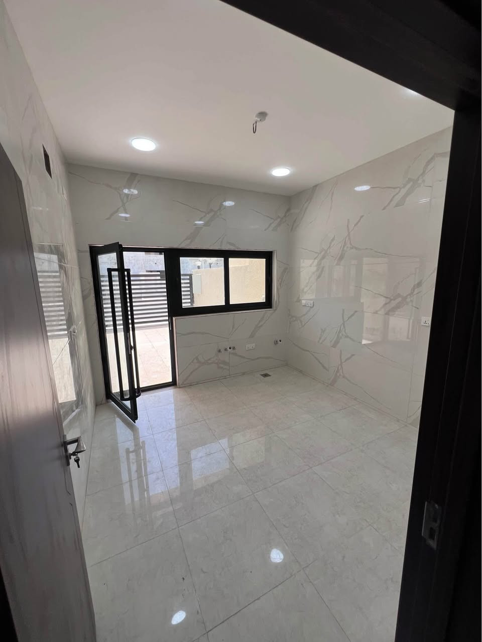 دار للبيع في مجمع قرية الكاظمية السكني ( طابو الكاظمية سند ) المساحة ١٥٠ م يحتوي على ثلاث غرف  نوم وصالة وهول ومطبخ وكراج وحديقة مع امكانية اضافة غرفة رابعة في الطابق الاول . جاهز للسكن  يقع في منطقة الكاظمية شارع الطي / ٨٠٠ م عن المحيط - ٥ دقائق عن مرقد الامام الكاظم (عليه السلام).
السعر المطلوب 470 مليون
للاستفسار 
*********** بغداد, العراق
