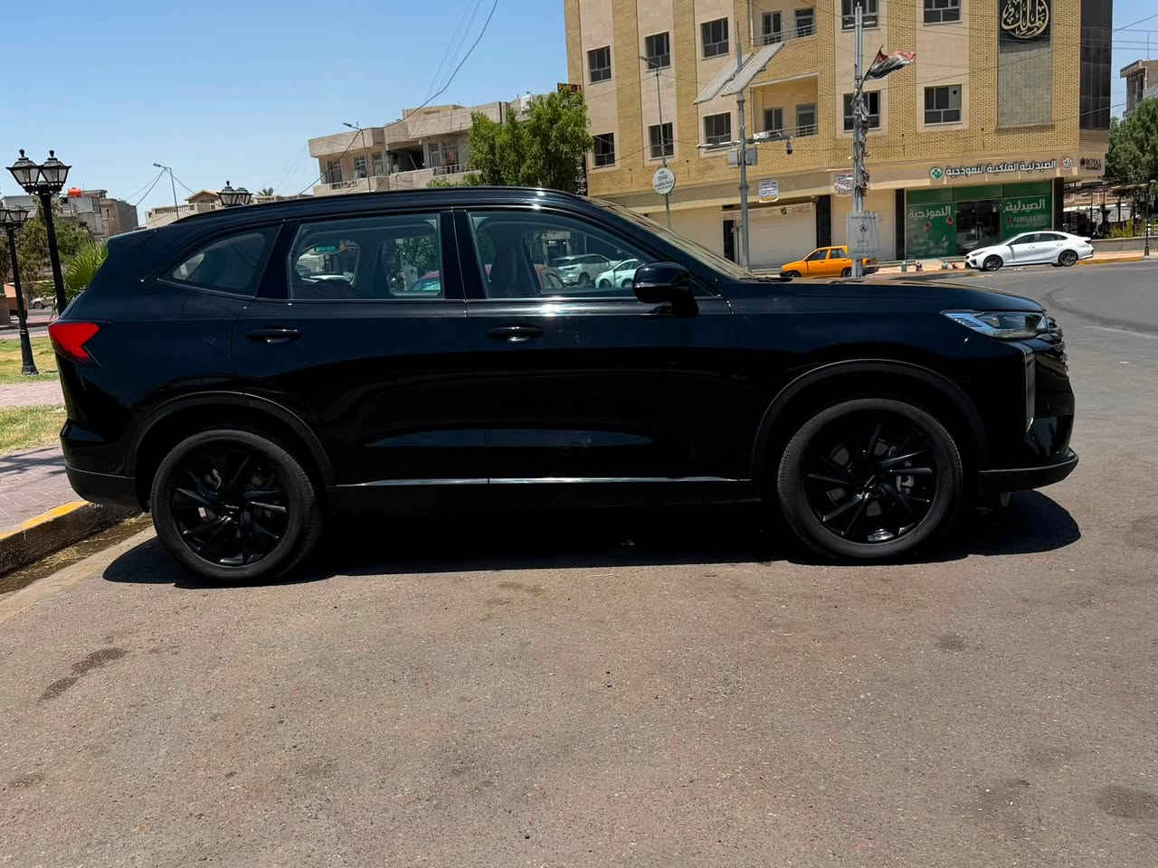 للبيع: هافال HAVAL H6 HEV موديل 2026 (هايبرد)
بحالة الوكالة (أخت الزيرو) - نظافة تامة 100%

 اللون: أسود ملكي مميز  🕶️

 المسافة المقطوعة (الماشية): 7,000 كم فقط (شبه زيرو) 🛣️

 الضمان: السيارة مشمولة بضمان الوكالة القوي (عشر سنوات وعداد كيلومترات مفتوح) 🛡️

📊 الأداء والمحرك (طاقة هجينة فائقة):

 المحرك: 1.5L تيربو هايبرد يجمع بين كفاءة الطاقة الكهربائية والأداء الأسطوري.

 القوة الإجمالية: 240 حصان (HP).

 العزم: 530 نيوتن.متر (N.M) لتسارع قوي واستجابة فورية.

 ناقل الحركة: تكنولوجيا DHT المتطورة المخصصة للهايبرد.

 الاصرفية: سيارة اقتصادية بالدرجة الأولى وبامتياز.

✨ لغة التصميم الخارجي والراحة:

 شبك أمامي جريء بتصميم عصري جديد يجسد روح الفخامة والطابع الرياضي.

 مقصورة مستقبلية واسعة تُجسّد مفهوماً جديداً للرفاهية (أعلى درجات الراحة والاتصال، جودة المواد، والتقنيات الذكية).

 فتحة سقف بانورامية واسعة.

 التحكم الصوتي الذكي: تحكّم كامل بصوتك فقط (شغّل المكيف، اضبط تدفئة المقاعد، تحكّم بالنوافذ، أو غيّر الوسائط) دون أن ترفع يدك عن المقود.

🛡️ أعلى مستويات السلامة والأمان (تقييم 5 نجوم):

 حائزة على تصنيف 5 نجوم من ANCAP للأمان والسلامة.

 مجهزة بـ 6 وسائد هوائية (إيرباج) لحماية شاملة للمقصورة.

 تقنيات أمان ذكية متطورة لمراقبة ظروف الطريق والاستجابة لها بشكل نشط، مما يعزز وعي السائق والتحكم التام بالسيارة.

السعر المطلوب: 32,000,000 دينار بيها مجال

***********
مكاني الاعظمية
